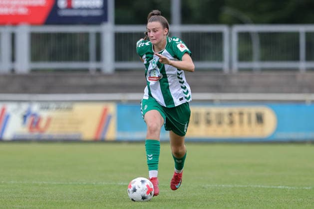 Julia Magerl (SV Werder Bremen, 4) am Ball, Freisteller, Einzelbild, Ganzkörper, Aktion, Action, Spielszene, 04.08.2026, Herzlake (Deutschland), Fussball, Testspiel Frauen, SV Werder Bremen - AZ Alkmaar *** Julia Magerl, SV Werder Bremen, No. 4 with the ball, isolated shot, single frame, full body, action, game scene, August 4, 2026, Herzlake, Germany, soccer, women s friendly match, SV Werder Bremen vs. AZ Alkmaar xobx