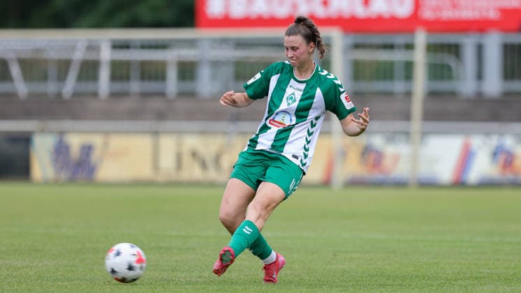 Julia Magerl (SV Werder Bremen, 4) am Ball, Freisteller, Einzelbild, Ganzkörper, Aktion, Action, Spielszene, 04.08.2026, Herzlake (Deutschland), Fussball, Testspiel Frauen, SV Werder Bremen - AZ Alkmaar *** Julia Magerl, SV Werder Bremen, No. 4 with the ball, isolated shot, single frame, full body, action, game scene, August 4, 2026, Herzlake, Germany, soccer, women s friendly match, SV Werder Bremen vs. AZ Alkmaar xobx
