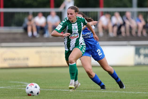 v.li.: Chiara D Angelo (SV Werder Bremen, 2) und Ginia Caprino (AZ Alkmaar, 2) im Zweikampf, Duell, Dynamik, Aktion, Action, Spielszene, 04.08.2026, Herzlake (Deutschland), Fussball, Testspiel Frauen, SV Werder Bremen - AZ Alkmaar *** From left: Chiara D Angelo (SV Werder Bremen), 2, and Ginia Caprino (AZ Alkmaar), 2, in a one-on-one battle, duel, dynamic play, action, game scene, August 4, 2026, Herzlake, Germany, soccer, women’s friendly, SV Werder Bremen vs. AZ Alkmaar xobx