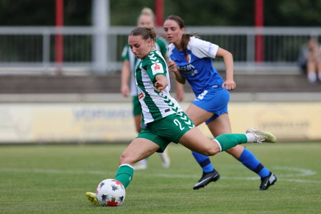 Chiara D Angelo (SV Werder Bremen, 2) beim Torschuss, schießt auf das Tor, am Ball, Aktion, Action, Spielszene, 04.08.2026, Herzlake (Deutschland), Fussball, Testspiel Frauen, SV Werder Bremen - AZ Alkmaar *** Chiara D Angelo of SV Werder Bremen, No. 2, takes a shot on goal, on the ball, action, game play, August 4, 2026, Herzlake, Germany, soccer, women s friendly, SV Werder Bremen vs. AZ Alkmaar xobx