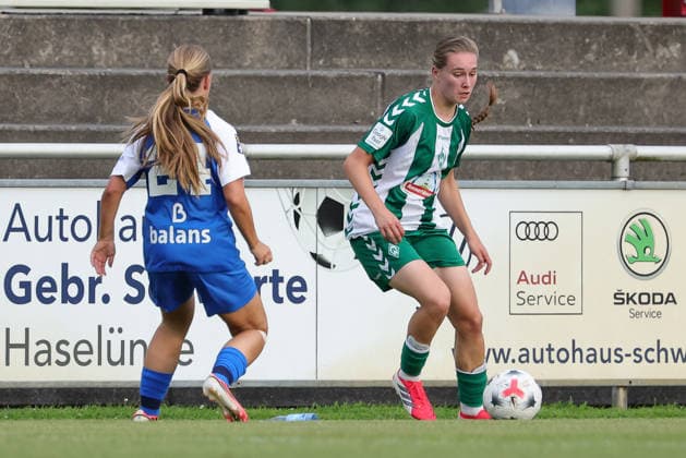v.li.: Esme de Vries (AZ Alkmaar, 24) und Maria Penner (SV Werder Bremen, 33) im Zweikampf, Duell, Dynamik, Aktion, Action, Spielszene, 04.08.2026, Herzlake (Deutschland), Fussball, Testspiel Frauen, SV Werder Bremen - AZ Alkmaar *** From left: Esme de Vries (AZ Alkmaar), 24, and Maria Penner (SV Werder Bremen), 33, in a one-on-one battle, duel, dynamic moment, action, game scene, August 4, 2026, Herzlake, Germany, soccer, women’s friendly, SV Werder Bremen vs. AZ Alkmaar xobx