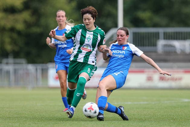 v.li.: Mei Shimada (SV Werder Bremen, 8) und Ginia Caprino (AZ Alkmaar, 2) im Zweikampf, Duell, Dynamik, Aktion, Action, Spielszene, 04.08.2026, Herzlake (Deutschland), Fussball, Testspiel Frauen, SV Werder Bremen - AZ Alkmaar *** From left: Mei Shimada (SV Werder Bremen), 8, and Ginia Caprino (AZ Alkmaar), 2, in a one-on-one battle, duel, dynamic play, action, game scene, August 4, 2026, Herzlake, Germany, soccer, women’s friendly, SV Werder Bremen vs. AZ Alkmaar xobx