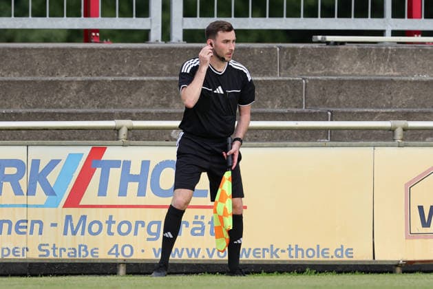 Schiedsrichter-Assistent Tobias Willige, 04.08.2026, Herzlake (Deutschland), Fussball, Testspiel Frauen, SV Werder Bremen - AZ Alkmaar *** Assistant Referee Tobias Willige, August 4, 2026, Herzlake, Germany, Soccer, Women s Friendly, SV Werder Bremen vs. AZ Alkmaar xobx
