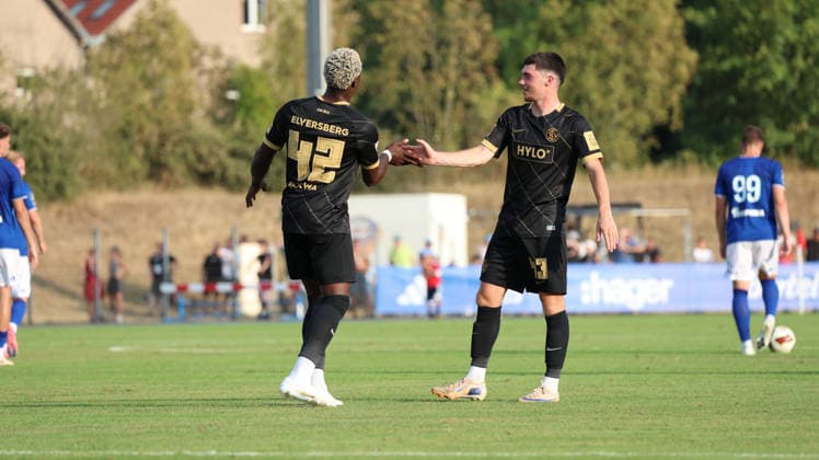 04.08.2026, xrekx, Fussball Testspiel, SV Elversberg - Racing Straßburg v.l. Torjubel nach dem Tor zum celebrating the goal celebrate 2:4 durch Felix Keidel (SV 07 Elversberg) mit David Mokwa (SV 07 Elversberg) (DFL DFB REGULATIONS PROHIBIT ANY USE OF PHOTOGRAPHS as IMAGE SEQUENCES and or QUASI-VIDEO) Haguenau *** August 4, 2026, xrekx, Soccer Friendly Match, SV Elversberg vs. Racing Strasbourg – Goal celebration after Felix Keidel’s goal (2–4) for SV 07 Elversberg, featuring David Mokwa. SV 07 Elversberg. DFL and DFB regulations prohibit any use of photographs as image sequences and or QUASI-VIDEO Haguenau