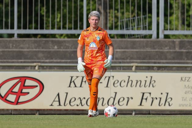 Vanessa Fischer (Torhüterin, Torwart, SV Werder Bremen, 1) am Ball, Freisteller, Einzelbild, Ganzkörper, Aktion, Action, Spielszene, 04.08.2026, Herzlake (Deutschland), Fussball, Testspiel Frauen, SV Werder Bremen - AZ Alkmaar *** Vanessa Fischer, Goalkeeper, SV Werder Bremen, 1 on the ball, Close-up, Single frame, Full body, Action, Game scene, August 4, 2026, Herzlake, Germany, Soccer, Women s Friendly Match, SV Werder Bremen vs. AZ Alkmaar xobx