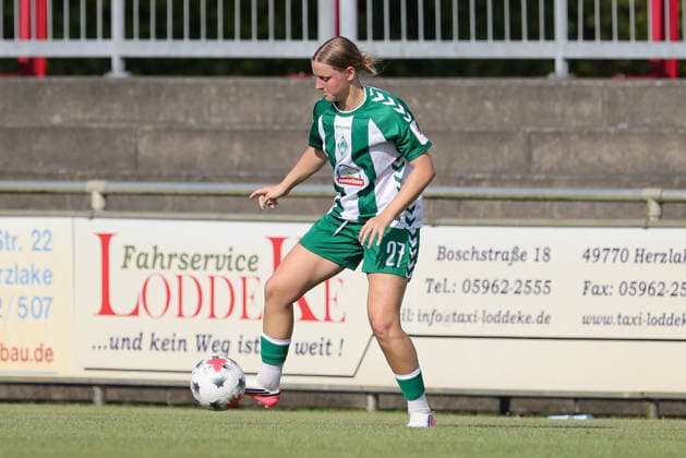 Sarah Gutmann (SV Werder Bremen, 27) am Ball, Freisteller, Einzelbild, Ganzkörper, Aktion, Action, Spielszene, 04.08.2026, Herzlake (Deutschland), Fussball, Testspiel Frauen, SV Werder Bremen - AZ Alkmaar *** Sarah Gutmann, SV Werder Bremen, 27 with the ball, isolated shot, single frame, full body, action, game scene, August 4, 2026, Herzlake, Germany, soccer, women s friendly match, SV Werder Bremen vs. AZ Alkmaar xobx
