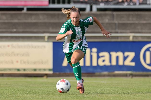 Michelle Weiß (SV Werder Bremen, 15) am Ball, Freisteller, Einzelbild, Ganzkörper, Aktion, Action, Spielszene, 04.08.2026, Herzlake (Deutschland), Fussball, Testspiel Frauen, SV Werder Bremen - AZ Alkmaar *** Michelle Weiß, SV Werder Bremen, No. 15 with the ball, isolated shot, single frame, full body, action, game scene, August 4, 2026, Herzlake, Germany, soccer, women s friendly match, SV Werder Bremen vs. AZ Alkmaar xobx