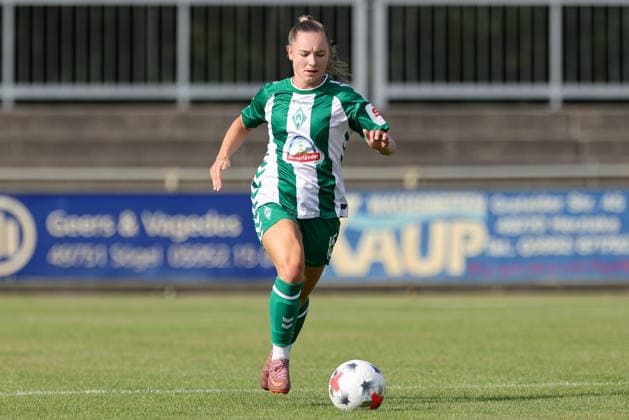 Michelle Weiß (SV Werder Bremen, 15) am Ball, Freisteller, Einzelbild, Ganzkörper, Aktion, Action, Spielszene, 04.08.2026, Herzlake (Deutschland), Fussball, Testspiel Frauen, SV Werder Bremen - AZ Alkmaar *** Michelle Weiß, SV Werder Bremen, No. 15 with the ball, isolated shot, single frame, full body, action, game scene, August 4, 2026, Herzlake, Germany, soccer, women s friendly match, SV Werder Bremen vs. AZ Alkmaar xobx