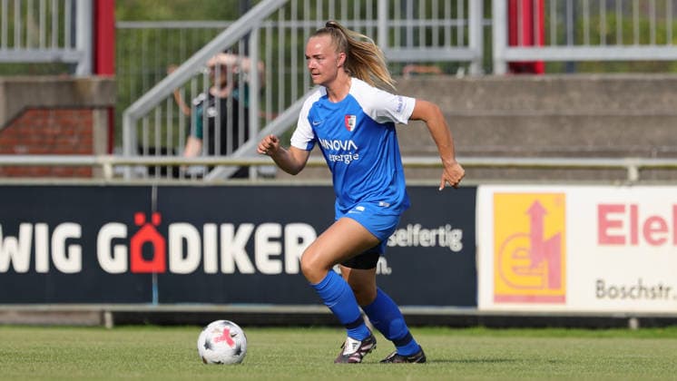 Amber Verspaget (AZ Alkmaar, 4) am Ball, Freisteller, Einzelbild, Ganzkörper, Aktion, Action, Spielszene, 04.08.2026, Herzlake (Deutschland), Fussball, Testspiel Frauen, SV Werder Bremen - AZ Alkmaar *** Amber Verspaget AZ Alkmaar, No. 4 with the ball, cutout, single frame, full body, action, game scene, August 4, 2026, Herzlake, Germany, soccer, women s friendly match, SV Werder Bremen vs. AZ Alkmaar xobx