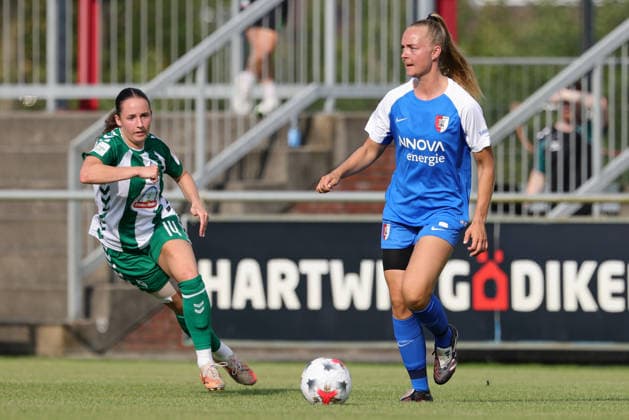 v.li.: Elena Mühlemann (SV Werder Bremen, 14) und Amber Verspaget (AZ Alkmaar, 4) im Zweikampf, Duell, Dynamik, Aktion, Action, Spielszene, 04.08.2026, Herzlake (Deutschland), Fussball, Testspiel Frauen, SV Werder Bremen - AZ Alkmaar *** From left: Elena Mühlemann (SV Werder Bremen), 14, and Amber Verspaget (AZ Alkmaar), 4, in a one-on-one battle, duel, dynamic moment, action, game scene, August 4, 2026, Herzlake, Germany, soccer, women’s friendly match, SV Werder Bremen vs. AZ Alkmaar xobx