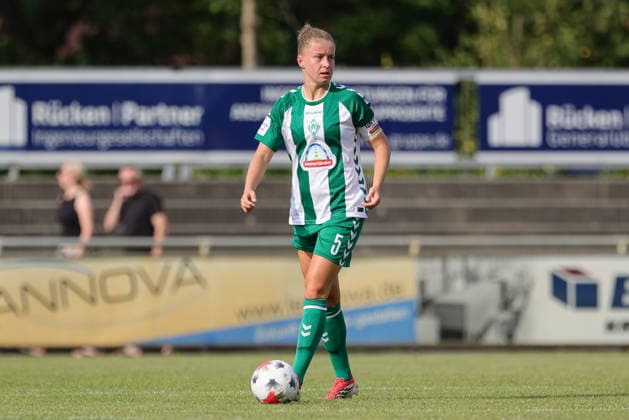 Michelle Ulbrich (SV Werder Bremen, 5) am Ball, Freisteller, Einzelbild, Ganzkörper, Aktion, Action, Spielszene, 04.08.2026, Herzlake (Deutschland), Fussball, Testspiel Frauen, SV Werder Bremen - AZ Alkmaar *** Michelle Ulbrich, SV Werder Bremen, No. 5 with the ball, isolated shot, single frame, full-body, action, game scene, August 4, 2026, Herzlake, Germany, soccer, women s friendly match, SV Werder Bremen vs. AZ Alkmaar xobx