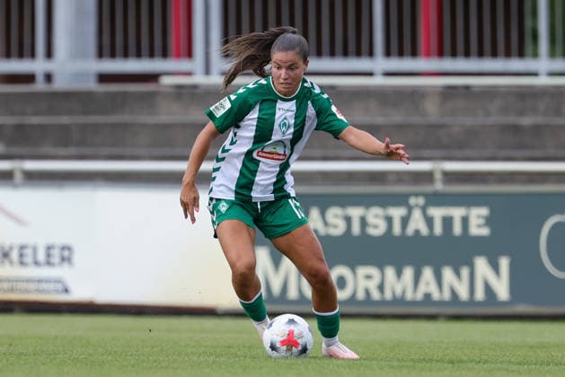 Luna Vanzeir (SV Werder Bremen, 13) am Ball, Freisteller, Einzelbild, Ganzkörper, Aktion, Action, Spielszene, 04.08.2026, Herzlake (Deutschland), Fussball, Testspiel Frauen, SV Werder Bremen - AZ Alkmaar *** Luna Vanzeir, SV Werder Bremen, No. 13 with the ball, isolated shot, single frame, full body, action, game scene, August 4, 2026, Herzlake, Germany, soccer, women s friendly match, SV Werder Bremen vs. AZ Alkmaar xobx