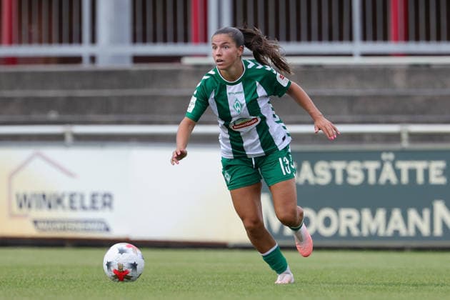 Luna Vanzeir (SV Werder Bremen, 13) am Ball, Freisteller, Einzelbild, Ganzkörper, Aktion, Action, Spielszene, 04.08.2026, Herzlake (Deutschland), Fussball, Testspiel Frauen, SV Werder Bremen - AZ Alkmaar *** Luna Vanzeir, SV Werder Bremen, No. 13 with the ball, isolated shot, single frame, full body, action, game scene, August 4, 2026, Herzlake, Germany, soccer, women s friendly match, SV Werder Bremen vs. AZ Alkmaar xobx