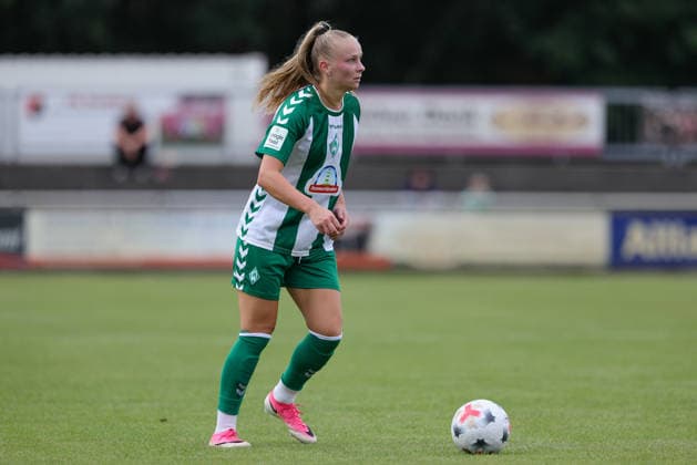 Isabella Jaron (SV Werder Bremen, 11) am Ball, Freisteller, Einzelbild, Ganzkörper, Aktion, Action, Spielszene, 04.08.2026, Herzlake (Deutschland), Fussball, Testspiel Frauen, SV Werder Bremen - AZ Alkmaar *** Isabella Jaron, SV Werder Bremen, No. 11 with the ball, isolated shot, single frame, full-body, action, game scene, August 4, 2026, Herzlake, Germany, soccer, women s friendly match, SV Werder Bremen vs. AZ Alkmaar xobx
