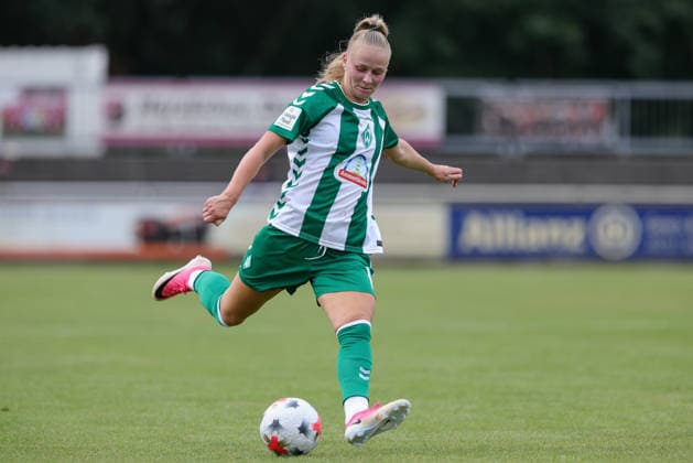 Isabella Jaron (SV Werder Bremen, 11) am Ball, Freisteller, Einzelbild, Ganzkörper, Aktion, Action, Spielszene, 04.08.2026, Herzlake (Deutschland), Fussball, Testspiel Frauen, SV Werder Bremen - AZ Alkmaar *** Isabella Jaron, SV Werder Bremen, No. 11 with the ball, isolated shot, single frame, full-body, action, game scene, August 4, 2026, Herzlake, Germany, soccer, women s friendly match, SV Werder Bremen vs. AZ Alkmaar xobx