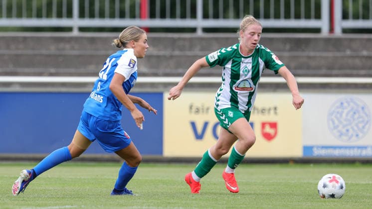 v.li.: Jasmijn van Uden (AZ Alkmaar, 21) und Elena Dhont (SV Werder Bremen, 31) im Zweikampf, Duell, Dynamik, Aktion, Action, Spielszene, 04.08.2026, Herzlake (Deutschland), Fussball, Testspiel Frauen, SV Werder Bremen - AZ Alkmaar *** From left: Jasmijn van Uden (AZ Alkmaar), 21, and Elena Dhont (SV Werder Bremen), 31, in a one-on-one battle, duel, dynamic moment, action, game scene, August 4, 2026, Herzlake, Germany, soccer, women’s friendly, SV Werder Bremen vs. AZ Alkmaar xobx