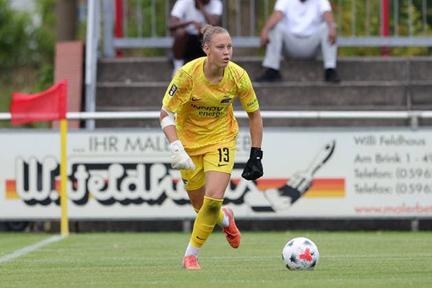Febe Copier (Torhüterin, Torwart, AZ Alkmaar, 13) am Ball, Freisteller, Einzelbild, Ganzkörper, Aktion, Action, Spielszene, 04.08.2026, Herzlake (Deutschland), Fussball, Testspiel Frauen, SV Werder Bremen - AZ Alkmaar *** Febe Copier Goalkeeper, AZ Alkmaar, 13 with the ball, isolated shot, single frame, full body, action, game scene, 04 08 2026, Herzlake, Germany, soccer, women’s friendly match, SV Werder Bremen vs. AZ Alkmaar xobx