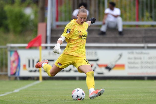 Febe Copier (Torhüterin, Torwart, AZ Alkmaar, 13) am Ball, Freisteller, Einzelbild, Ganzkörper, Aktion, Action, Spielszene, 04.08.2026, Herzlake (Deutschland), Fussball, Testspiel Frauen, SV Werder Bremen - AZ Alkmaar *** Febe Copier Goalkeeper, AZ Alkmaar, 13 with the ball, isolated shot, single frame, full body, action, game scene, 04 08 2026, Herzlake, Germany, soccer, women’s friendly match, SV Werder Bremen vs. AZ Alkmaar xobx