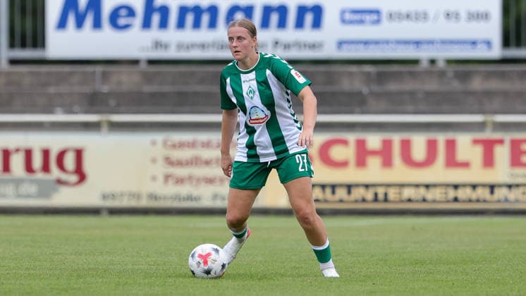 Sarah Gutmann (SV Werder Bremen, 27) am Ball, Freisteller, Einzelbild, Ganzkörper, Aktion, Action, Spielszene, 04.08.2026, Herzlake (Deutschland), Fussball, Testspiel Frauen, SV Werder Bremen - AZ Alkmaar *** Sarah Gutmann, SV Werder Bremen, 27 with the ball, isolated shot, single frame, full body, action, game scene, August 4, 2026, Herzlake, Germany, soccer, women s friendly match, SV Werder Bremen vs. AZ Alkmaar xobx