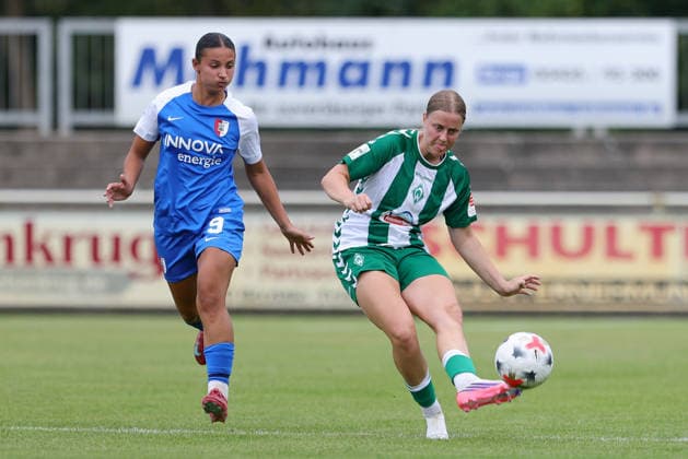 v.li.: Sabrine Ellouzi (AZ Alkmaar, 9) und Sarah Gutmann (SV Werder Bremen, 27) im Zweikampf, Duell, Dynamik, Aktion, Action, Spielszene, 04.08.2026, Herzlake (Deutschland), Fussball, Testspiel Frauen, SV Werder Bremen - AZ Alkmaar *** From left: Sabrine Ellouzi (AZ Alkmaar), 9, and Sarah Gutmann (SV Werder Bremen), 27, in a one-on-one battle, duel, dynamic play, action, game scene, August 4, 2026, Herzlake, Germany, soccer, women’s friendly, SV Werder Bremen vs. AZ Alkmaar xobx