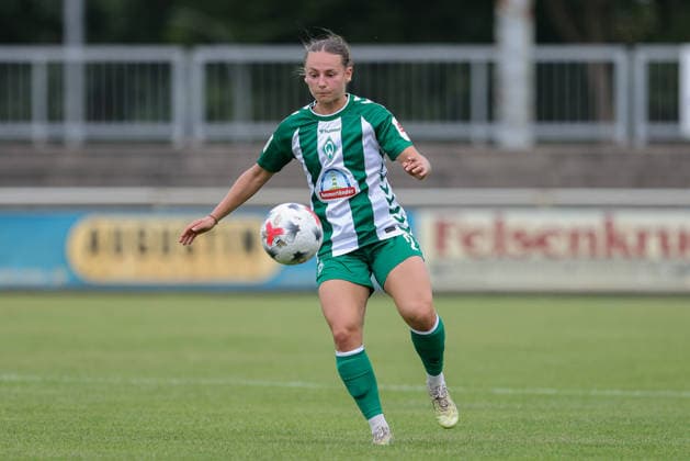 Chiara D Angelo (SV Werder Bremen, 2) am Ball, Freisteller, Einzelbild, Ganzkörper, Aktion, Action, Spielszene, 04.08.2026, Herzlake (Deutschland), Fussball, Testspiel Frauen, SV Werder Bremen - AZ Alkmaar *** Chiara D Angelo, SV Werder Bremen, No. 2 with the ball, isolated shot, single frame, full body, action, game scene, August 4, 2026, Herzlake, Germany, soccer, women s friendly match, SV Werder Bremen vs. AZ Alkmaar xobx