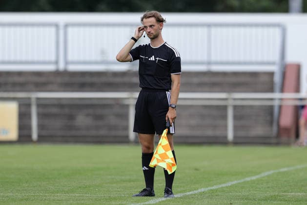 Schiedsrichter-Assistent David Gediga, 04.08.2026, Herzlake (Deutschland), Fussball, Testspiel Frauen, SV Werder Bremen - AZ Alkmaar *** Assistant Referee David Gediga, August 4, 2026, Herzlake, Germany, Soccer, Women s Friendly, SV Werder Bremen vs. AZ Alkmaar xobx