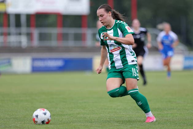 Felicia Sträßer (SV Werder Bremen, 19) am Ball, Einzelbild, Ganzkörper, Aktion, Action, Spielszene, 04.08.2026, Herzlake (Deutschland), Fussball, Testspiel Frauen, SV Werder Bremen - AZ Alkmaar *** Felicia Sträßer, SV Werder Bremen, age 19, on the ball, single frame, full body, action, game scene, August 4, 2026, Herzlake, Germany, soccer, women s friendly, SV Werder Bremen vs. AZ Alkmaar xobx