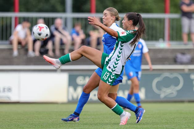 v.li.: Jasmijn van Uden (AZ Alkmaar, 21) und Luna Vanzeir (SV Werder Bremen, 13) im Zweikampf, Duell, Dynamik, Aktion, Action, Spielszene, 04.08.2026, Herzlake (Deutschland), Fussball, Testspiel Frauen, SV Werder Bremen - AZ Alkmaar *** From left: Jasmijn van Uden (AZ Alkmaar), 21, and Luna Vanzeir (SV Werder Bremen), 13, in a one-on-one battle, duel, dynamic moment, action, game scene, August 4, 2026, Herzlake, Germany, soccer, women’s friendly, SV Werder Bremen vs. AZ Alkmaar xobx