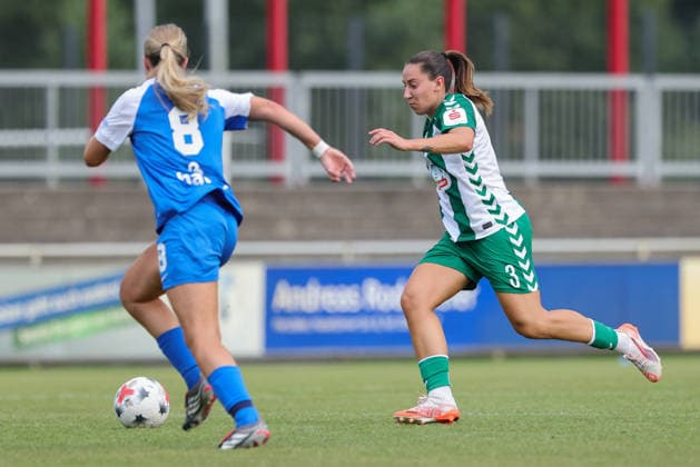 v.li.: Manique de Vette (AZ Alkmaar, 8) und Wiktoria Zieniewicz (SV Werder Bremen, 3) im Zweikampf, Duell, Dynamik, Aktion, Action, Spielszene, 04.08.2026, Herzlake (Deutschland), Fussball, Testspiel Frauen, SV Werder Bremen - AZ Alkmaar *** From left: Manique de Vette (AZ Alkmaar), 8, and Wiktoria Zieniewicz (SV Werder Bremen), 3, in a one-on-one, duel, dynamic moment, action, game scene, August 4, 2026, Herzlake, Germany, soccer, women’s friendly, SV Werder Bremen vs. AZ Alkmaar xobx