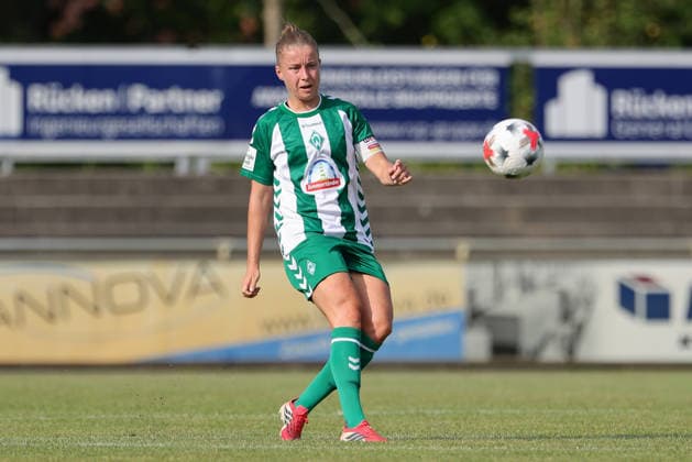 Michelle Ulbrich (SV Werder Bremen, 5) am Ball, Freisteller, Einzelbild, Ganzkörper, Aktion, Action, Spielszene, 04.08.2026, Herzlake (Deutschland), Fussball, Testspiel Frauen, SV Werder Bremen - AZ Alkmaar *** Michelle Ulbrich, SV Werder Bremen, No. 5 with the ball, isolated shot, single frame, full body, action, game scene, August 4, 2026, Herzlake, Germany, soccer, women s friendly match, SV Werder Bremen vs. AZ Alkmaar xobx