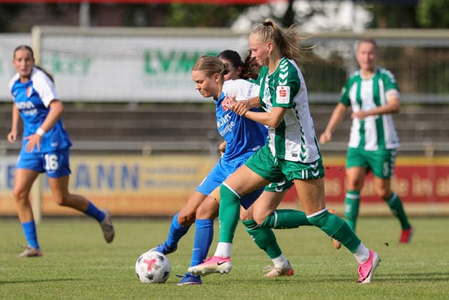 v.li.: Jasmijn van Uden (AZ Alkmaar, 21) und Isabella Jaron (SV Werder Bremen, 11) im Zweikampf, Duell, Dynamik, Aktion, Action, Spielszene, 04.08.2026, Herzlake (Deutschland), Fussball, Testspiel Frauen, SV Werder Bremen - AZ Alkmaar *** From left: Jasmijn van Uden of AZ Alkmaar, 21, and Isabella Jaron of SV Werder Bremen, 11, in a one-on-one battle, duel, dynamic moment, action, game scene, August 4, 2026, Herzlake, Germany, soccer, women’s friendly, SV Werder Bremen vs. AZ Alkmaar xobx