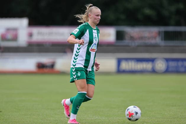 Isabella Jaron (SV Werder Bremen, 11) am Ball, Freisteller, Einzelbild, Ganzkörper, Aktion, Action, Spielszene, 04.08.2026, Herzlake (Deutschland), Fussball, Testspiel Frauen, SV Werder Bremen - AZ Alkmaar *** Isabella Jaron, SV Werder Bremen, No. 11 with the ball, isolated shot, single frame, full-body, action, game scene, August 4, 2026, Herzlake, Germany, soccer, women s friendly match, SV Werder Bremen vs. AZ Alkmaar xobx