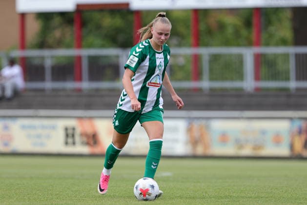 Isabella Jaron (SV Werder Bremen, 11) am Ball, Freisteller, Einzelbild, Ganzkörper, Aktion, Action, Spielszene, 04.08.2026, Herzlake (Deutschland), Fussball, Testspiel Frauen, SV Werder Bremen - AZ Alkmaar *** Isabella Jaron, SV Werder Bremen, No. 11 with the ball, isolated shot, single frame, full-body, action, game scene, August 4, 2026, Herzlake, Germany, soccer, women s friendly match, SV Werder Bremen vs. AZ Alkmaar xobx