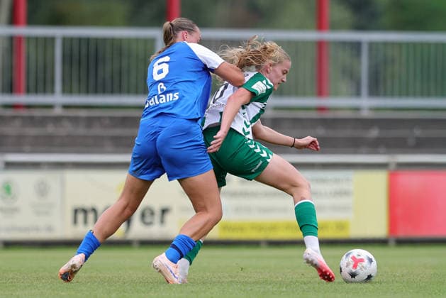 v.li.: Jet van Beijeren (AZ Alkmaar, 6) und Marie Gmeineder (SV Werder Bremen, 6) im Zweikampf, Duell, Dynamik, Aktion, Action, Spielszene, 04.08.2026, Herzlake (Deutschland), Fussball, Testspiel Frauen, SV Werder Bremen - AZ Alkmaar *** From left: Jet van Beijeren (AZ Alkmaar), 6, and Marie Gmeineder (SV Werder Bremen), 6, in a one-on-one battle, duel, dynamic play, action, game scene, August 4, 2026, Herzlake, Germany, soccer, women’s friendly, SV Werder Bremen vs. AZ Alkmaar xobx
