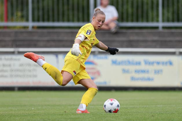 Febe Copier (Torhüterin, Torwart, AZ Alkmaar, 13) am Ball, Freisteller, Einzelbild, Ganzkörper, Aktion, Action, Spielszene, 04.08.2026, Herzlake (Deutschland), Fussball, Testspiel Frauen, SV Werder Bremen - AZ Alkmaar *** Febe Copier Goalkeeper, AZ Alkmaar, 13 with the ball, isolated shot, single frame, full body, action, game scene, 04 08 2026, Herzlake, Germany, soccer, women’s friendly match, SV Werder Bremen vs. AZ Alkmaar xobx