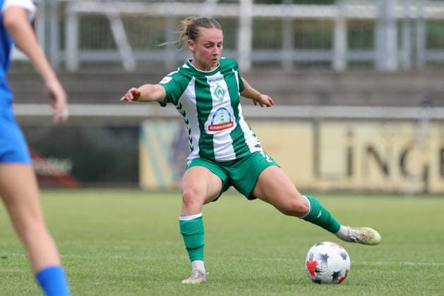 Chiara D Angelo (SV Werder Bremen, 2) am Ball, Einzelbild, Ganzkörper, Aktion, Action, Spielszene, 04.08.2026, Herzlake (Deutschland), Fussball, Testspiel Frauen, SV Werder Bremen - AZ Alkmaar *** Chiara D Angelo, SV Werder Bremen, No. 2 with the ball, single frame, full body, action, game scene, August 4, 2026, Herzlake, Germany, soccer, women s friendly match, SV Werder Bremen vs. AZ Alkmaar xobx
