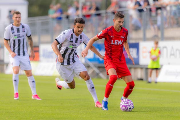 Memmingen, Deutschland 03. August 2026: Toto-Pokal - Bayerischer Landespokal - 2026 2027 - 2. Hauptrunde - FC Memmingen gegen FC Ingolstadt 04 Im Bild: v. li. im Zweikampf Frederik Carlsen (FCI) und Fabian Lutz (FCM) e-con ArenaPark Bayern *** Memmingen, Germany, August 3, 2026 — Toto Cup, Bavarian State Cup 2026–2027, Round 2: FC Memmingen vs. FC Ingolstadt 04. Pictured, from left, in a tackle: Frederik Carlsen (FCI) and Fabian Lutz (FCM), at ArenaPark Bayern Copyright: xFotostandx xSchäferx