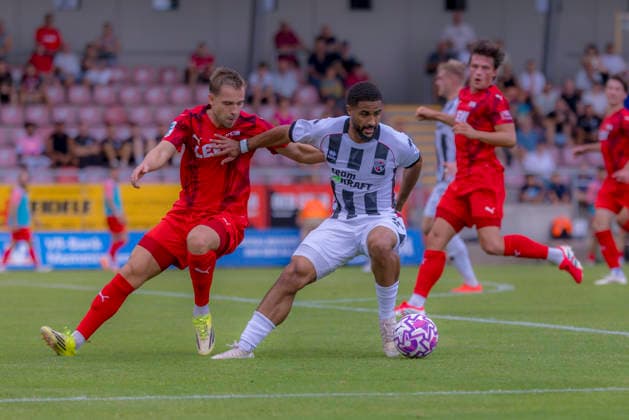 Memmingen, Deutschland 03. August 2026: Toto-Pokal - Bayerischer Landespokal - 2026 2027 - 2. Hauptrunde - FC Memmingen gegen FC Ingolstadt 04 Im Bild: v. li. im Zweikampf Max Zeller (FCM) und Keanan Bennetts (FCI) e-con ArenaPark Bayern *** Memmingen, Germany, August 3, 2026 — Toto Cup, Bavarian State Cup 2026–2027, Round 2: FC Memmingen vs. FC Ingolstadt 04. Pictured, from left, in a tackle: Max Zeller (FCM) and Keanan Bennetts (FCI) at ArenaPark Bayern. Copyright: xFotostandx xSchäferx