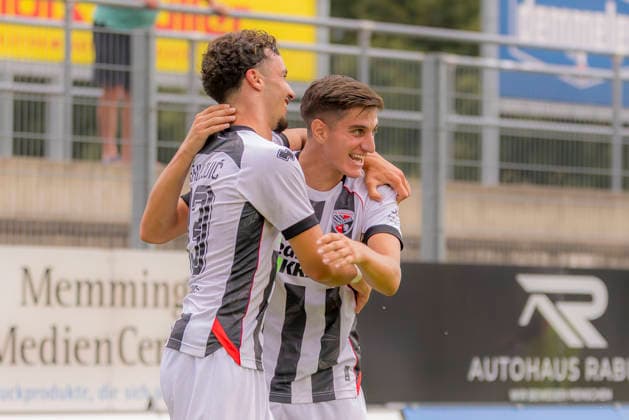 Memmingen, Deutschland 03. August 2026: Toto-Pokal - Bayerischer Landespokal - 2026 2027 - 2. Hauptrunde - FC Memmingen gegen FC Ingolstadt 04 Im Bild: v.li. Torschütze Davide-Danilo Sekulovic (FCI) jubelt nach seinem Tor zum 0:3 mit Emre Gül Guel (FCI) e-con ArenaPark Bayern *** Memmingen, Germany, August 3, 2026 Toto Cup Bavarian State Cup 2026–2027, Round 2: FC Memmingen vs. FC Ingolstadt 04. Pictured from left: Goal scorer Davide Danilo Sekulovic of FCI celebrates his goal to make it 0–3 with Emre Gül Guel FCI at ArenaPark Bayern Copyright: xFotostandx xSchäferx
