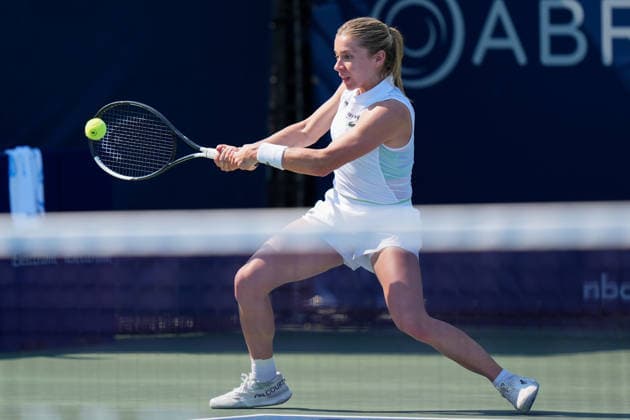 WTA, Tennis Damen Masters 1000 National Bank Open Toronto 2026 - Round of 64 - Day 4 Maja ChwaliÅ ska of Poland plays a backhand during the Women™s Singles round of 64 match against Talia Gibson of Australia on day 4 of the WTA Masters 1000 National Bank Open at Sobeys Stadium on August 4, 2026, in Toronto, Canada. (Photo by Leonardo Ramirez Eyepix Group) Copyright: xLeonardoxRamirezx xEyepixxGroupx LR_04082026_08056