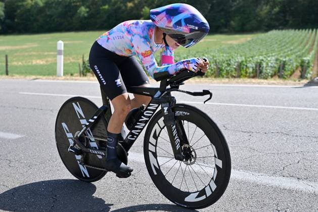 04.08.2026 --- Lacets de Marsannay, Frankreich --- Radsport --- Tour De France Femmes --- 4. Etappe Einzelzeitfahren von Gevrey-Chambertin nach Dijon --- --- Mischa Bredewold (SD Worx) Tour De France Femmes stage 4 *** August 4, 2026, Lacets de Marsannay, France, Cycling, Tour de France Femmes, Stage 4: Individual Time Trial from Gevrey-Chambertin to Dijon, Mischa Bredewold, SD Worx, Tour de France Femmes, Stage 4