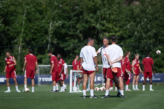 Martin Demichelis (RB Leipzig, Trainer), Mitte mit seinen Assistenten, Stefan Buck (RB Leipzig, Co Trainer), rechts, Cristian Fiel (RB Leipzig, Co Trainer), RB Leipzig, Fussball, Trainingslager Austria, Saison Vorbereitung, Saison 2026 2027, GER, 04.08.2026, Eibner-Pressefoto Andreas Ulmer RB Leipzig, Fussball, Trainingslager Austria, Saison Vorbereitung, Saison 2026 2027, GER, 04.08.2026, *** Martin Demichelis, RB Leipzig, Head Coach, center, with his assistants: Stefan Buck, RB Leipzig, Assistant Coach, right; Cristian Fiel, RB Leipzig, Assistant Coach; RB Leipzig, soccer, training camp in Austria, preseason, 2026–2027 season, GER, August 4, 2026, Eibner Press Photo: Andreas Ulmer, RB Leipzig, soccer, training camp in Austria, preseason, 2026–2027 season, GER, August 4, 2026, Copyright: xEibner-Pressefoto AndreasxUlmerx EP_AUR