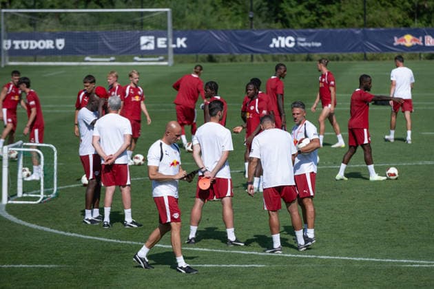 Martin Demichelis (RB Leipzig, Trainer), mitten in seiner Trainingsgruppe bei 37 Grad , RB Leipzig, Fussball, Trainingslager Austria, Saison Vorbereitung, Saison 2026 2027, GER, 04.08.2026, Eibner-Pressefoto Andreas Ulmer RB Leipzig, Fussball, Trainingslager Austria, Saison Vorbereitung, Saison 2026 2027, GER, 04.08.2026, *** Martin Demichelis, RB Leipzig coach, in the midst of his training group at 37 degrees, RB Leipzig, soccer, training camp in Austria, preseason, 2026–2027 season, GER, August 4, 2026, Eibner Press Photo by Andreas Ulmer, RB Leipzig, soccer, training camp in Austria, preseason, 2026–2027 season, GER, August 4, 2026, Copyright: xEibner-Pressefoto AndreasxUlmerx EP_AUR