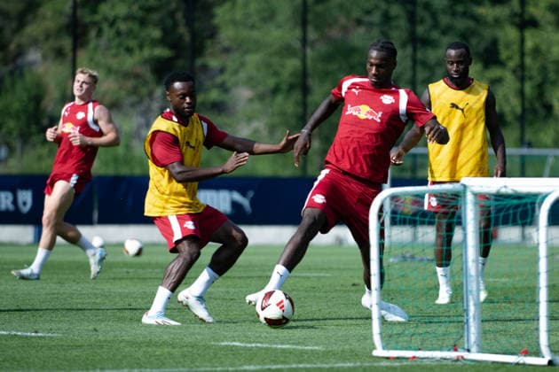 Ezechiel Banzuzi (RB Leipzig, 06) am Ball gegen Ridle Baku, (RB Leipzig, ) RB Leipzig, Fussball, Trainingslager Austria, Saison Vorbereitung, Saison 2026 2027, GER, 04.08.2026, Eibner-Pressefoto Andreas Ulmer RB Leipzig, Fussball, Trainingslager Austria, Saison Vorbereitung, Saison 2026 2027, GER, 04.08.2026, *** Ezechiel Banzuzi, RB Leipzig, No. 6, in a duel with Ridle Baku, RB Leipzig, RB Leipzig, soccer, training camp in Austria, preseason, 2026–2027 season, GER, August 4, 2026, Eibner Press Photo: Andreas Ulmer, RB Leipzig, soccer, training camp in Austria, preseason, 2026–2027 season, GER, August 4, 2026, Copyright: xEibner-Pressefoto AndreasxUlmerx EP_AUR