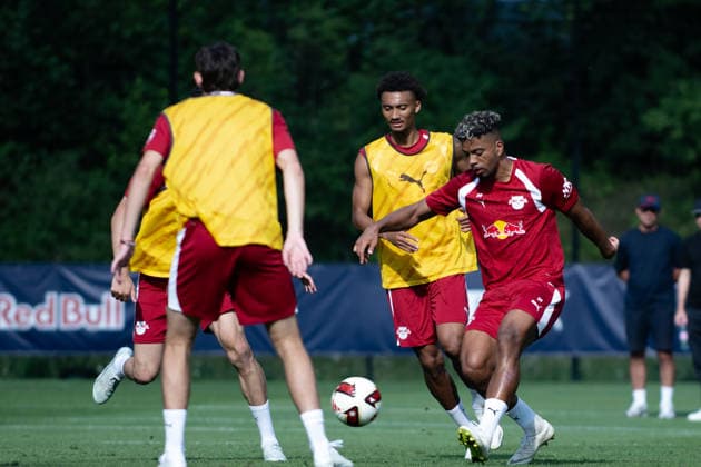 in einer Spielertraube mitten drin und sm Ball Benjamin Henrichs (RB Leipzig, 39), RB Leipzig, Fussball, Trainingslager Austria, Saison Vorbereitung, Saison 2026 2027, GER, 04.08.2026, Eibner-Pressefoto Andreas Ulmer RB Leipzig, Fussball, Trainingslager Austria, Saison Vorbereitung, Saison 2026 2027, GER, 04.08.2026, *** In the middle of a group of players with the ball: Benjamin Henrichs, RB Leipzig, 39, RB Leipzig, soccer, training camp in Austria, preseason, 2026–2027 season, GER, August 4, 2026, Eibner Press Photo by Andreas Ulmer, RB Leipzig, soccer, training camp in Austria, preseason, 2026–2027 season, GER, August 4, 2026, Copyright: xEibner-Pressefoto AndreasxUlmerx EP_AUR