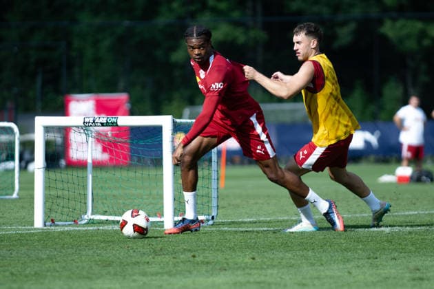 Joyeux Masanka Bungi, (RB Leipzig, 42) am Ball gegn Brajan Gruda (RB Leipzig, 10), RB Leipzig, Fussball, Trainingslager Austria, Saison Vorbereitung, Saison 2026 2027, GER, 04.08.2026, Eibner-Pressefoto Andreas Ulmer RB Leipzig, Fussball, Trainingslager Austria, Saison Vorbereitung, Saison 2026 2027, GER, 04.08.2026, *** Joyeux Masanka Bungi, RB Leipzig, 42, with the ball against Brajan Gruda, RB Leipzig, 10, RB Leipzig, soccer, training camp in Austria, preseason, 2026–2027 season, GER, August 4, 2026, Eibner Press Photo by Andreas Ulmer, RB Leipzig, soccer, training camp in Austria, preseason, 2026–2027 season, GER, August 4, 2026, Copyright: xEibner-Pressefoto AndreasxUlmerx EP_AUR