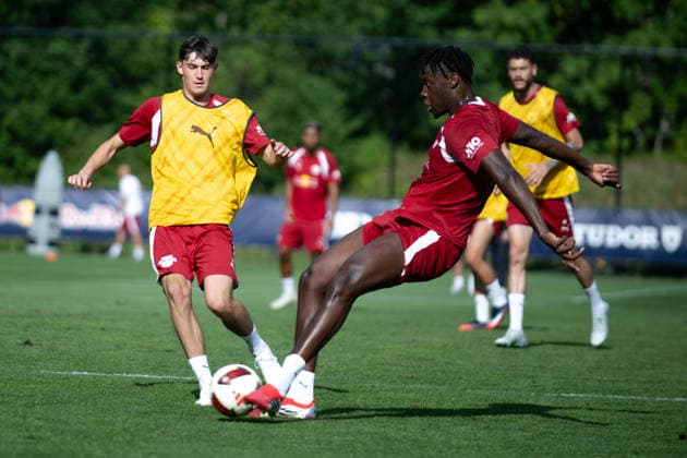 Andrija Maksimovic (RB Leipzig, 30), zetigleich am Ball mit Castello Lukeba (RB Leipzig, 23), RB Leipzig, Fussball, Trainingslager Austria, Saison Vorbereitung, Saison 2026 2027, GER, 04.08.2026, Eibner-Pressefoto Andreas Ulmer RB Leipzig, Fussball, Trainingslager Austria, Saison Vorbereitung, Saison 2026 2027, GER, 04.08.2026, *** Andrija Maksimovic (RB Leipzig, 30) is currently on the ball with Castello Lukeba (RB Leipzig, 23), RB Leipzig, soccer, training camp in Austria, preseason, 2026–2027 season, GER, August 4, 2026, Eibner Press Photo: Andreas Ulmer, RB Leipzig, soccer, training camp in Austria, preseason, 2026–2027 season, GER, August 4, 2026, Copyright: xEibner-Pressefoto AndreasxUlmerx EP_AUR