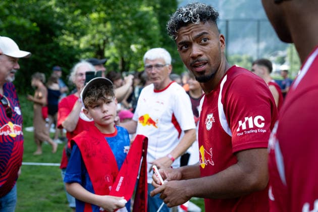 Autogrammme und das Bad bei den Fans, hier Benjamin Henrichs (RB Leipzig, 39) RB Leipzig, Fussball, Trainingslager Austria, Saison Vorbereitung, Saison 2026 2027, GER, 04.08.2026, Eibner-Pressefoto Andreas Ulmer RB Leipzig, Fussball, Trainingslager Austria, Saison Vorbereitung, Saison 2026 2027, GER, 04.08.2026, *** Autographs and mingling with fans—here, Benjamin Henrichs of RB Leipzig, No. 39, RB Leipzig, soccer, training camp in Austria, preseason, 2026–2027 season, GER, August 4, 2026, Eibner Press Photo: Andreas Ulmer, RB Leipzig, soccer, training camp in Austria, preseason, 2026–2027 season, GER, August 4, 2026, Copyright: xEibner-Pressefoto AndreasxUlmerx EP_AUR
