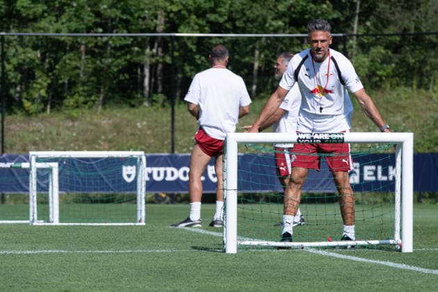 Martin Demichelis (RB Leipzig, Trainer) packt wieder einmal mit an, RB Leipzig, Fussball, Trainingslager Austria, Saison Vorbereitung, Saison 2026 2027, GER, 04.08.2026, Eibner-Pressefoto Andreas Ulmer RB Leipzig, Fussball, Trainingslager Austria, Saison Vorbereitung, Saison 2026 2027, GER, 04.08.2026, *** Martin Demichelis, RB Leipzig Coach, Lends a Hand Once Again, RB Leipzig, Soccer, Training Camp in Austria, Preseason, 2026–2027 Season, GER, August 4, 2026, Eibner Press Photo: Andreas Ulmer, RB Leipzig, soccer, training camp in Austria, preseason, 2026–2027 season, GER, August 4, 2026, Copyright: xEibner-Pressefoto AndreasxUlmerx EP_AUR