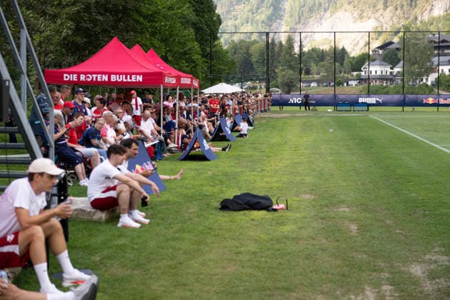 Die treuesten Fans sind geduldig auvch bei der grossen Hitze, RB Leipzig, Fussball, Trainingslager Austria, Saison Vorbereitung, Saison 2026 2027, GER, 04.08.2026, Eibner-Pressefoto Andreas Ulmer RB Leipzig, Fussball, Trainingslager Austria, Saison Vorbereitung, Saison 2026 2027, GER, 04.08.2026, *** The most loyal fans remain patient even in the intense heat, RB Leipzig, soccer, training camp in Austria, preseason, 2026–2027 season, GER, August 4, 2026, Eibner Press Photo by Andreas Ulmer, RB Leipzig, soccer, training camp in Austria, preseason, 2026–2027 season, GER, August 4, 2026, Copyright: xEibner-Pressefoto AndreasxUlmerx EP_AUR